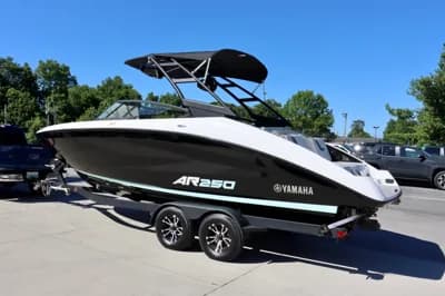 2023 Yamaha Boats AR250 2
