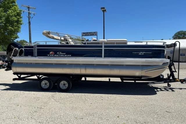 2025 Sun Tracker Fishin' Barge 22 DLX