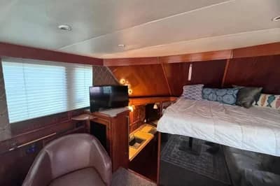 1981 Hatteras 43 Convertible 3