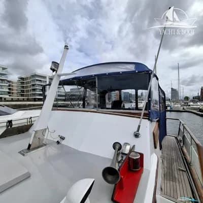 Gladstone Lyall & Co Aquila Queen Trawler 35 4