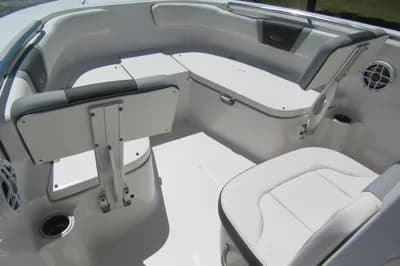 2025 Robalo R200 Center Console 3