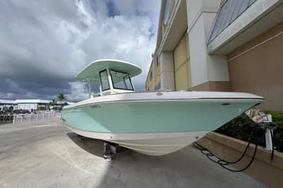 2023 Robalo R272 Center Console 2