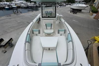 2023 Robalo R272 Center Console 3