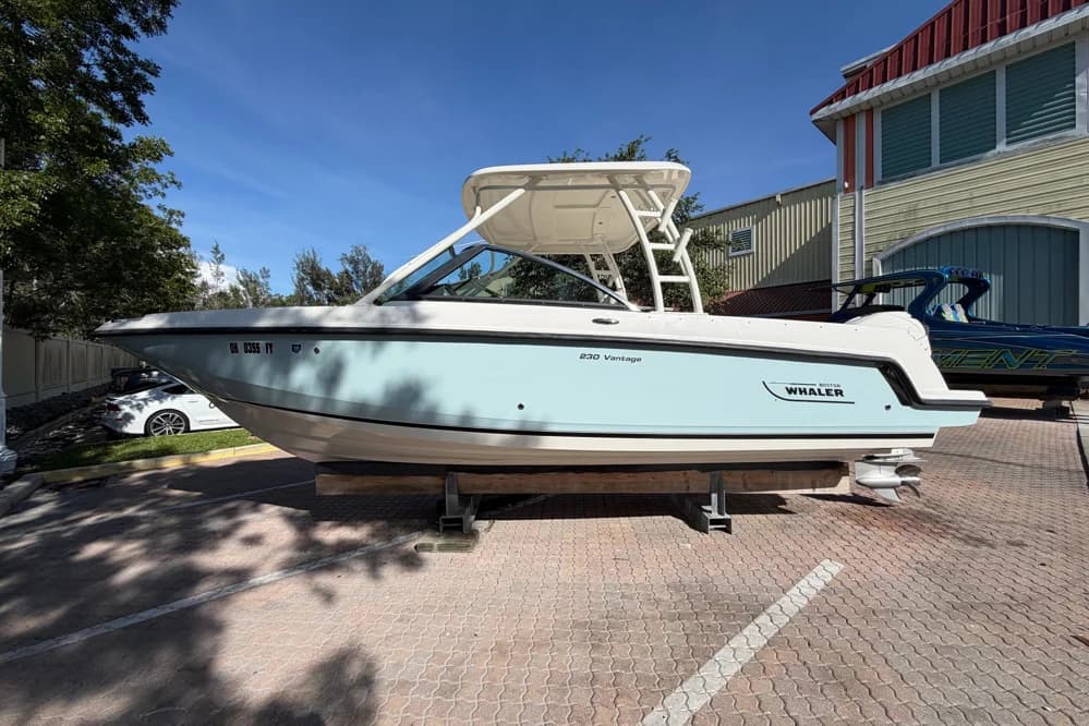 2016 Boston Whaler 230 Vantage