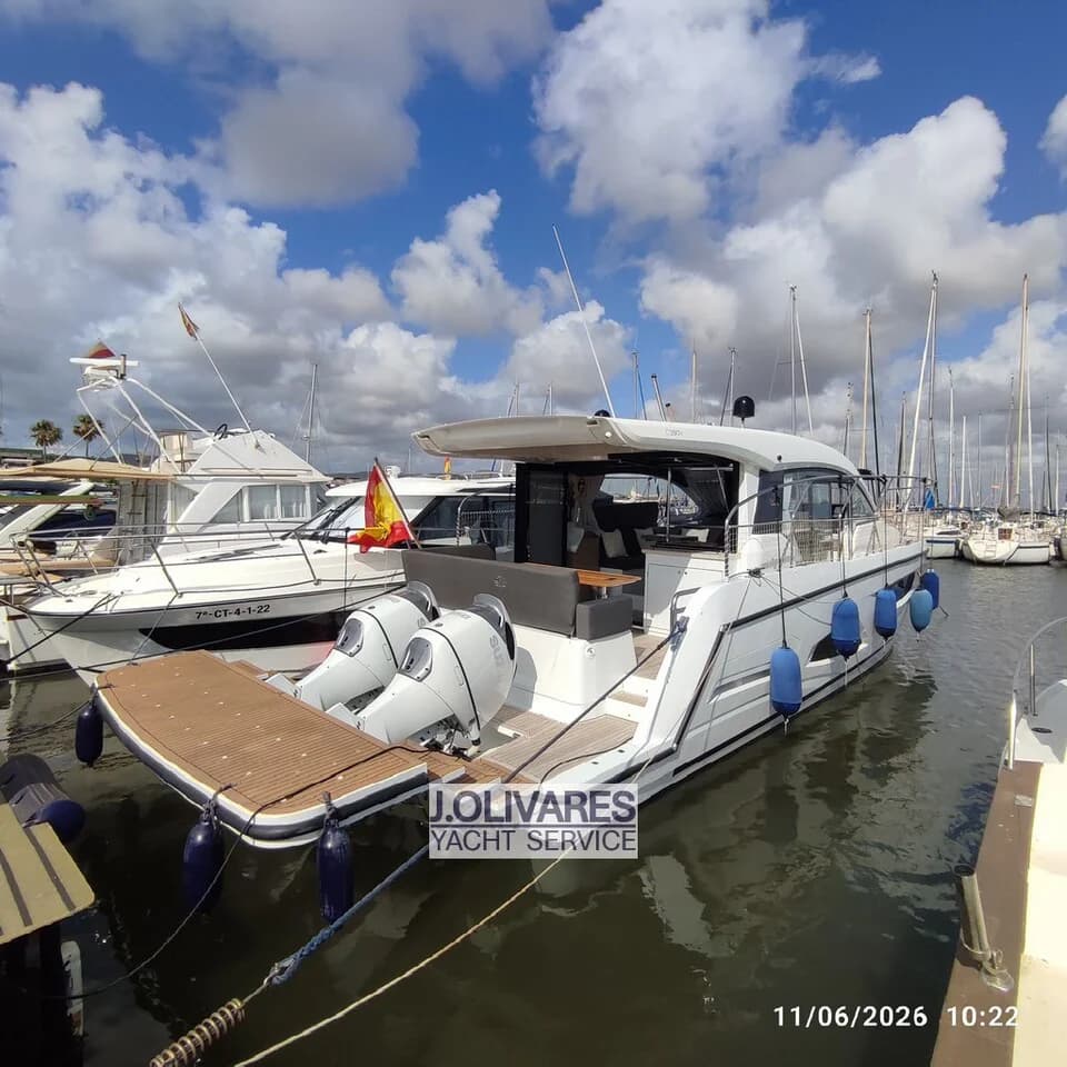 Sealine C390 V