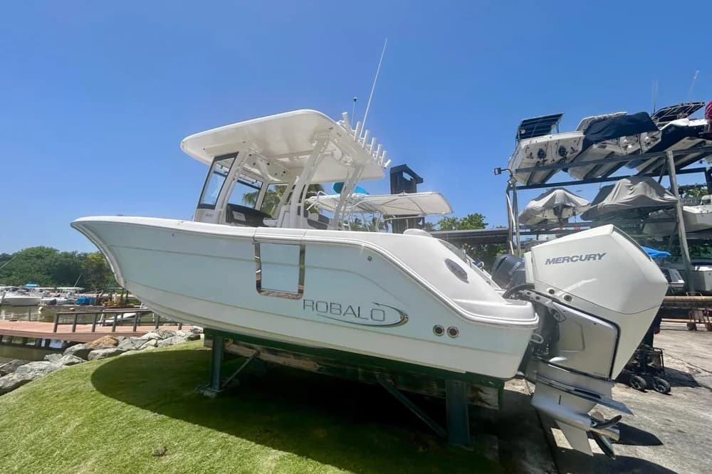 2021 Robalo R302 Center Console | 29.2 ft