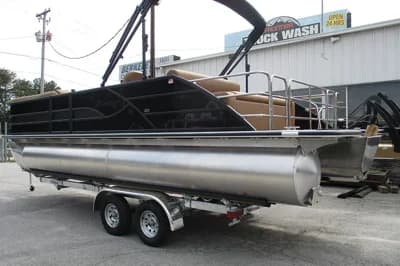 Bentley Pontoons Legacy 243 Swingback 2