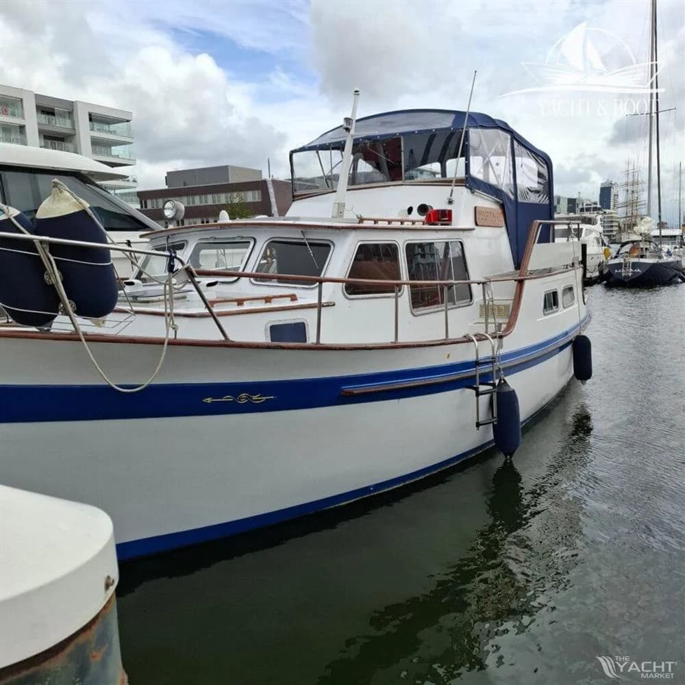 Gladstone Lyall & Co Aquila Queen Trawler 35
