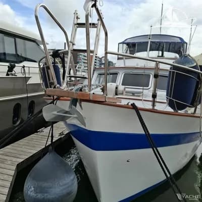 Gladstone Lyall & Co Aquila Queen Trawler 35 2