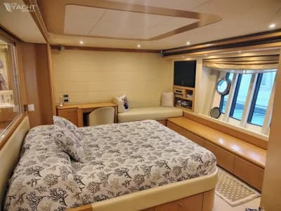 FERRETTI YACHTS 830 3