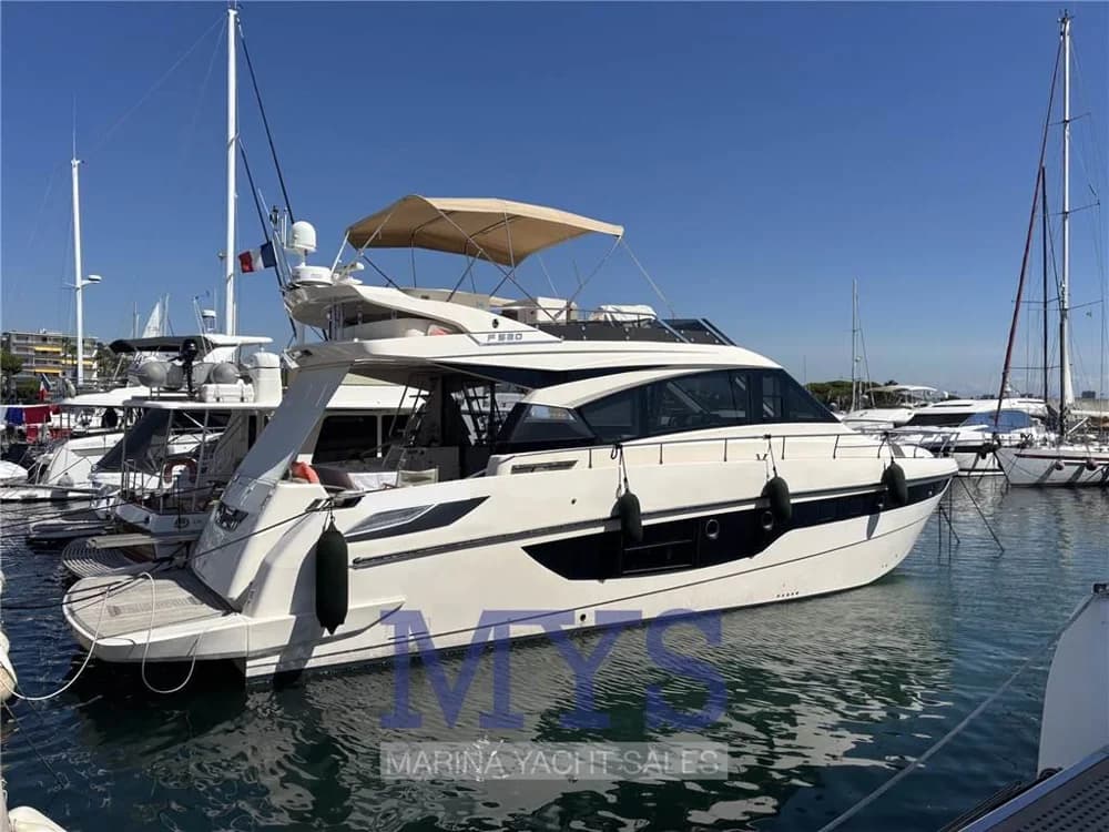 Cayman Yachts - 520 FLY