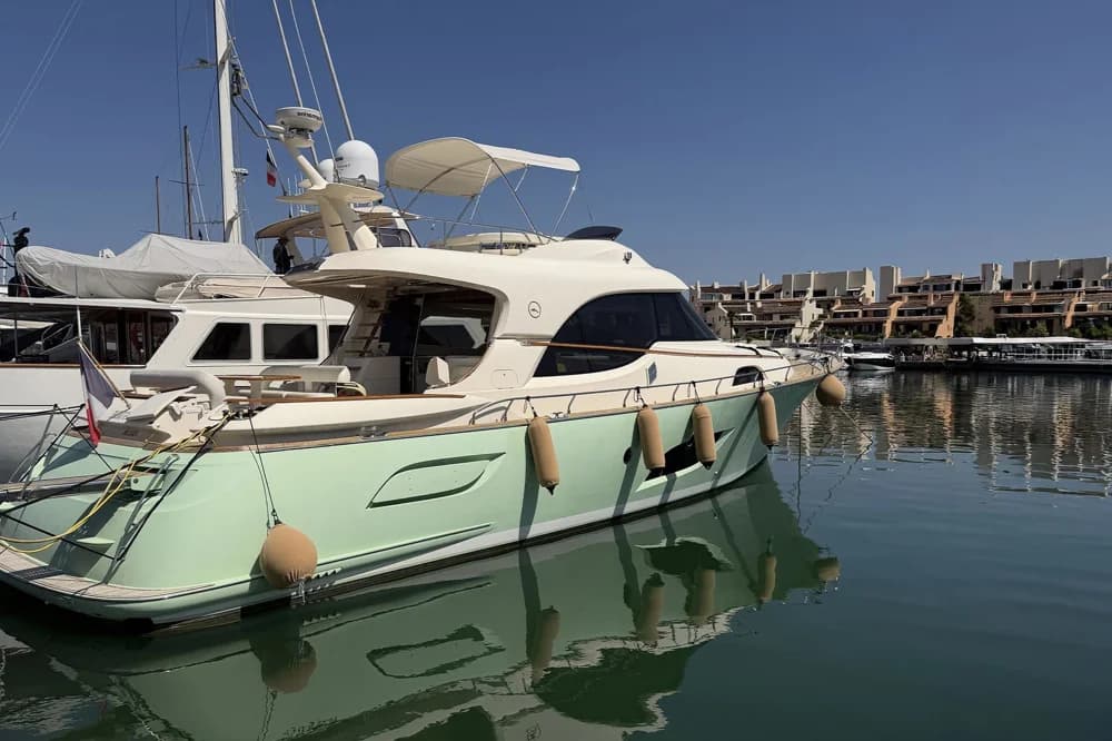 2007 Mochi Craft 64' Dolphin | 19m