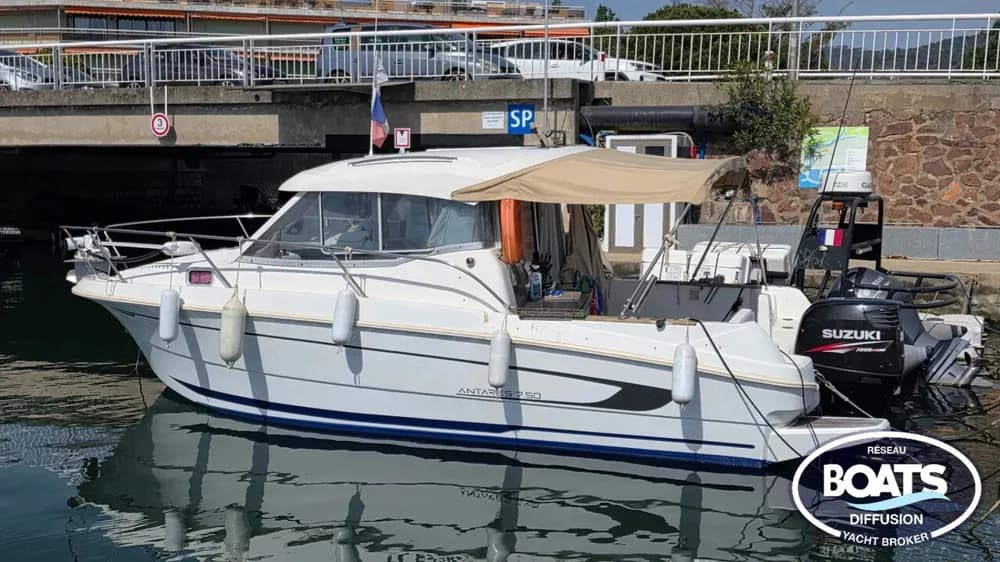Bénéteau Antares 750 HB