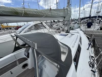 2011 Hanse 355 Boat for Sale in Haslar Marina 5