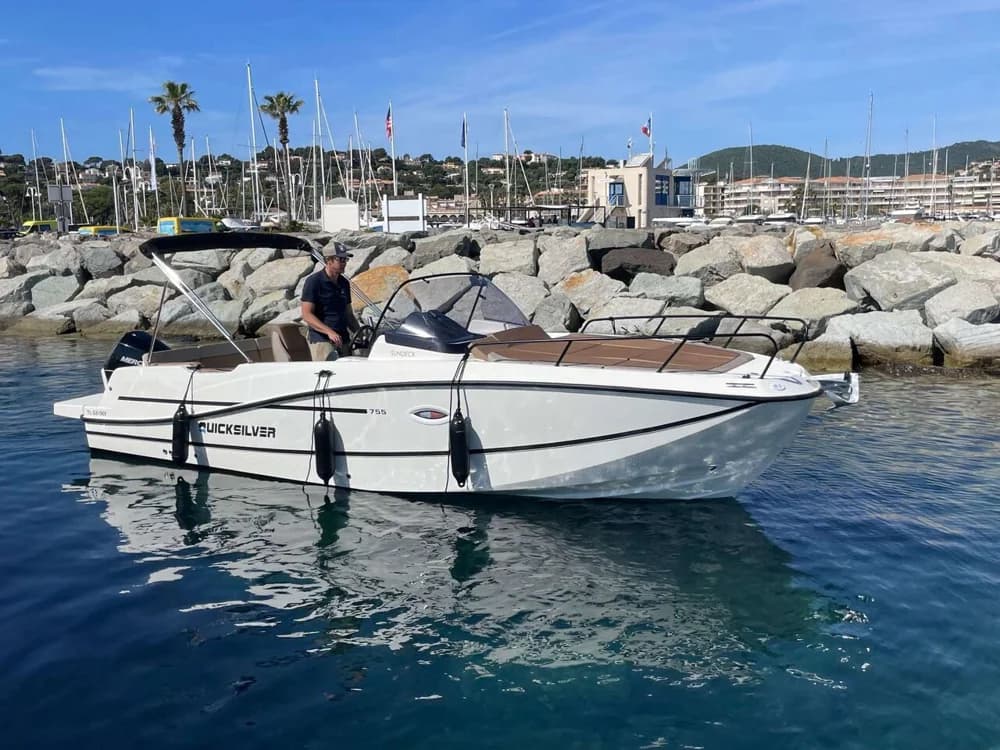 Quicksilver Activ 755 Sundeck