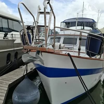 Gladstone Lyall & Co Aquila Queen Trawler 35 2