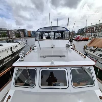 Gladstone Lyall & Co Aquila Queen Trawler 35 3