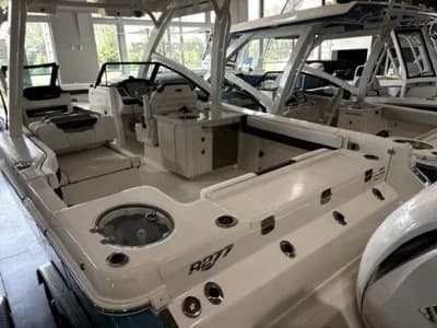 2026 Robalo R277 Dual Console 2