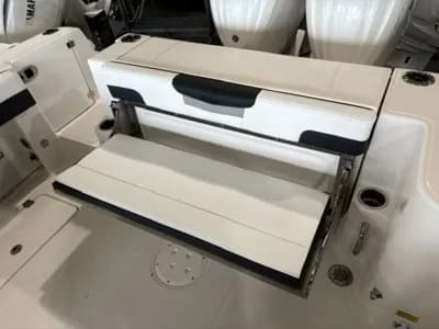 2026 Robalo R277 Dual Console 3