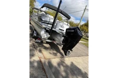 2023 Avalon Venture 85 Quad Lounge 3