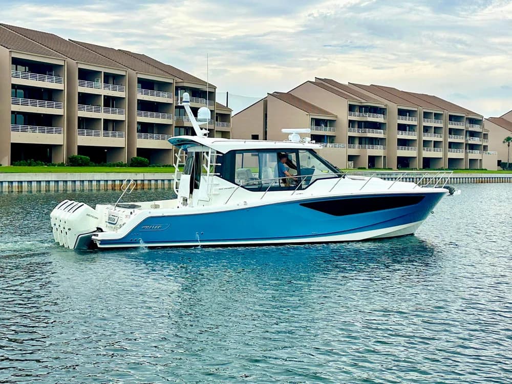2023 Boston Whaler 405 Conquest