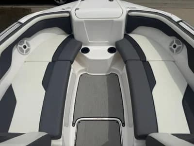 2022 Yamaha Boats AR210 3