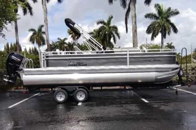2026 Sun Tracker Fishin' Barge 22 DLX 2