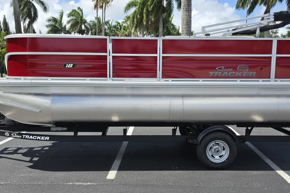 2026 Sun Tracker Party Barge 18 DLX