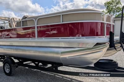 2025 Sun Tracker Party Barge 18 DLX 2