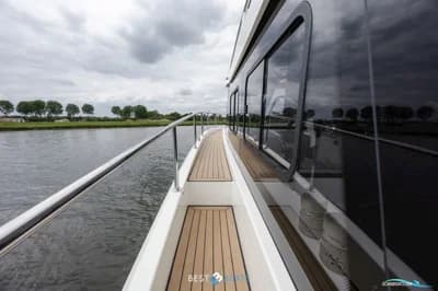 Cobra Yachts Futura 36 Premium Fly 3