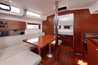 Beneteau Oceanis 38.1 3