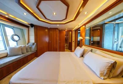 2006 Ferretti Yachts 881 3
