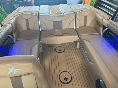 MasterCraft XT23, DAS WAKESURF BOOT 2