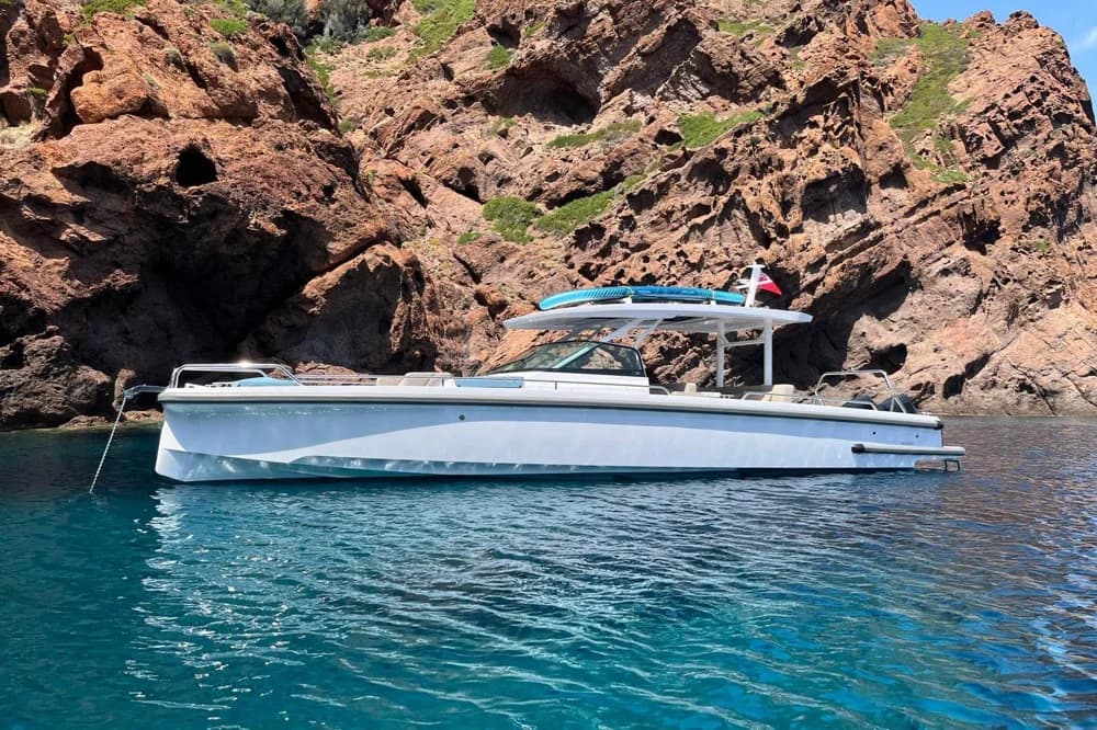 2023 Axopar 37 Sun-Top