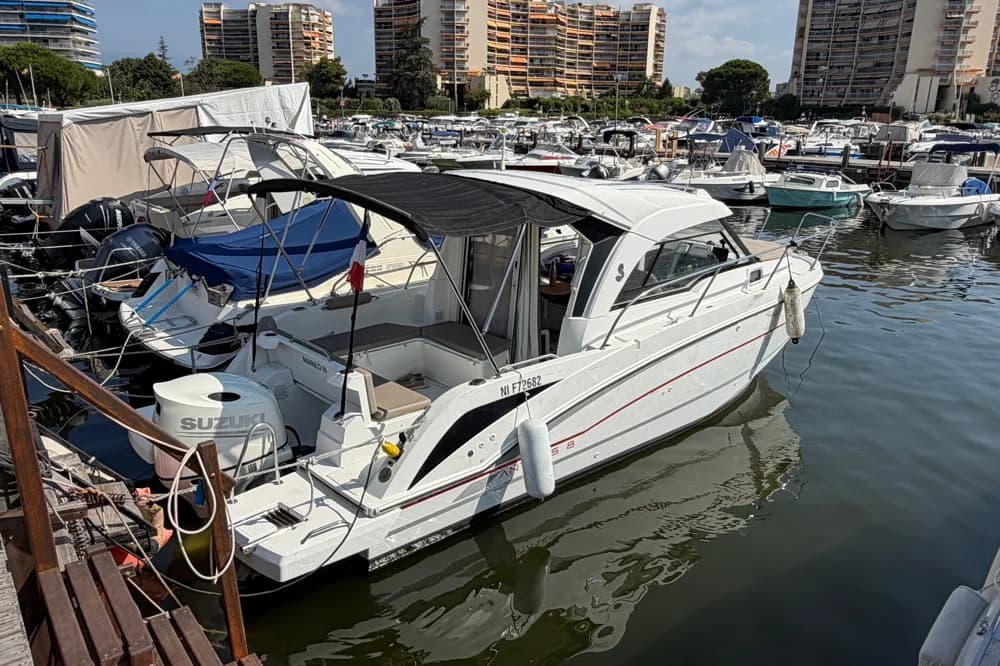 2017 Beneteau Antares 8