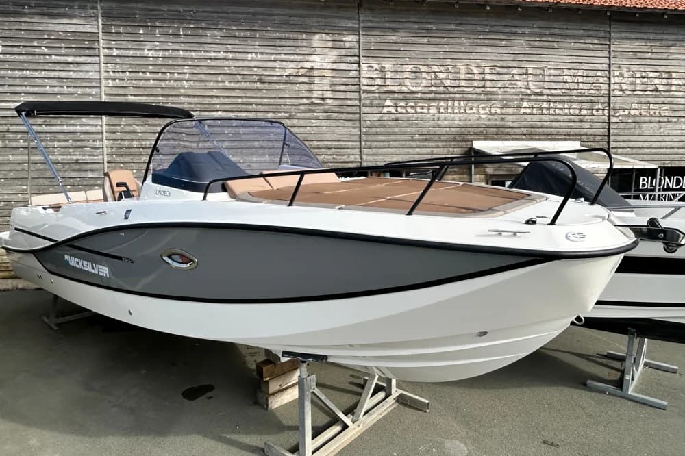 Quicksilver Activ 755 Sundeck
