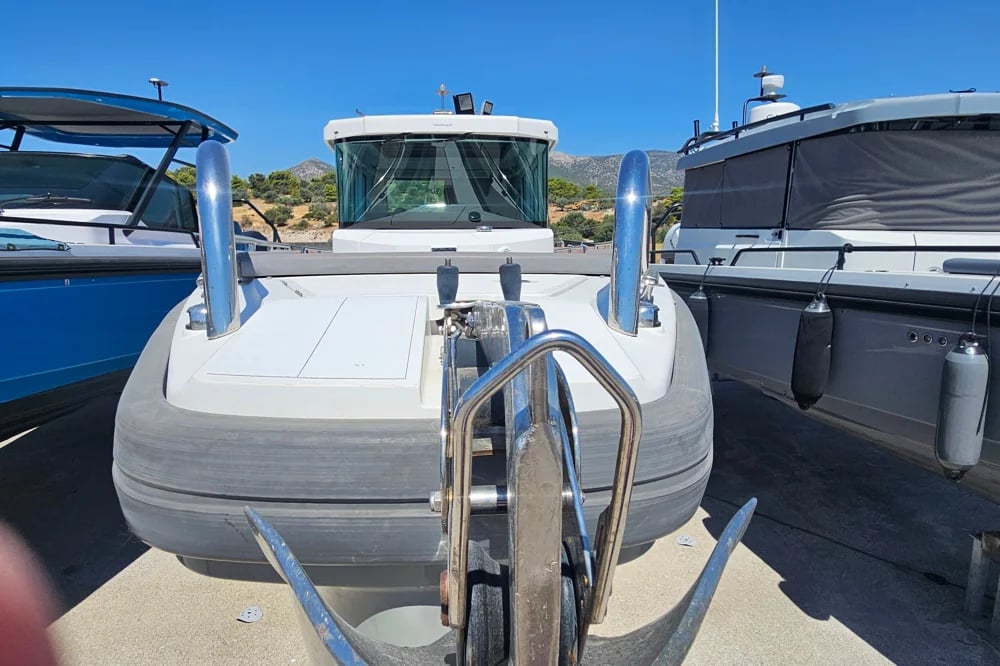 Axopar 28 Cabin 2