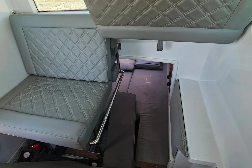Axopar 28 Cabin 3