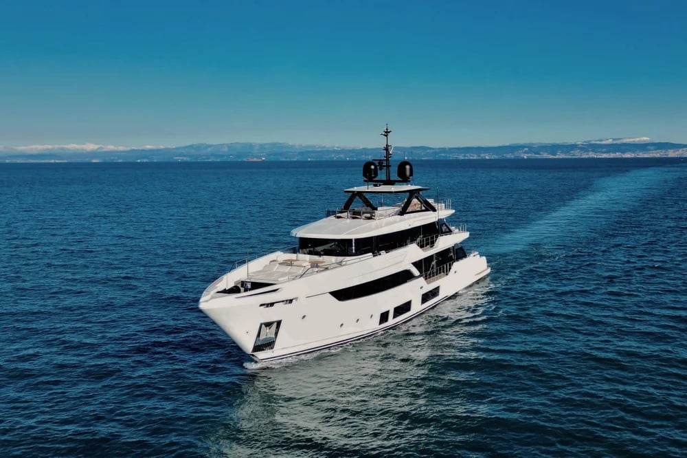2025 Custom Line NAVETTA 38 | 39m 2