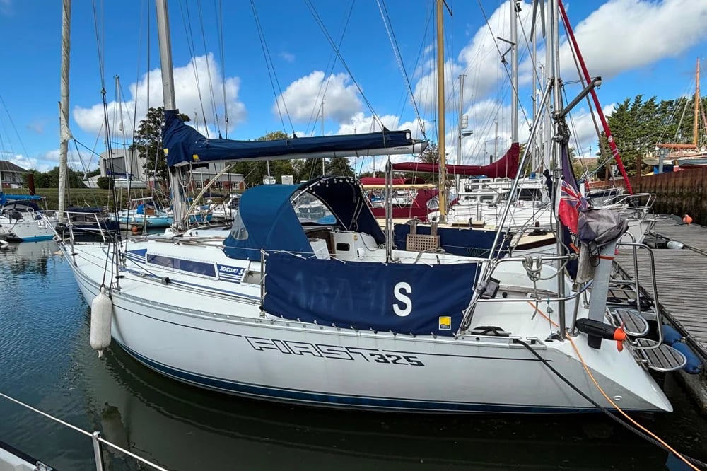 1985 Beneteau First 325 | 32.5 ft 2