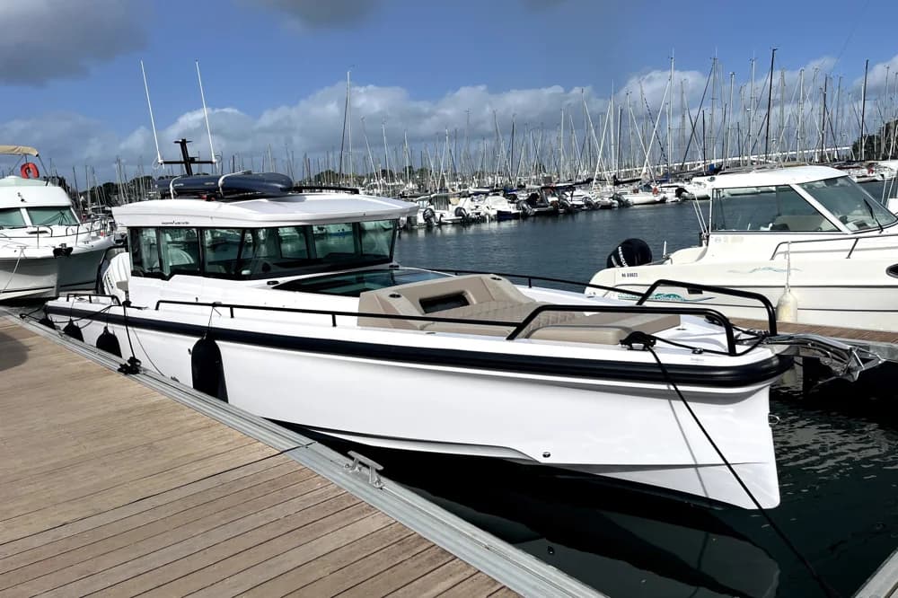 Axopar 37 XC Cross Cabin