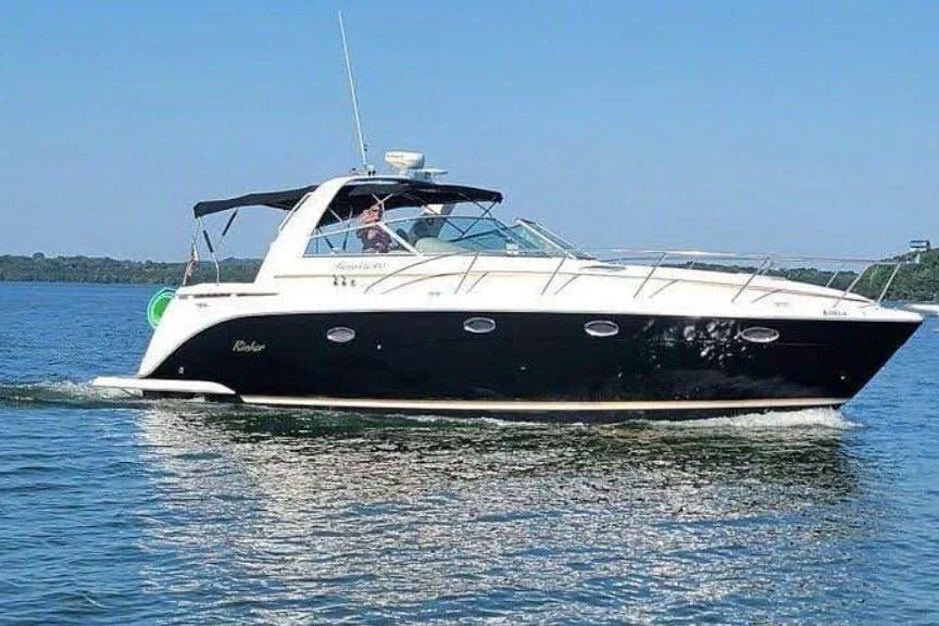 2004 Rinker Fiesta Vee 410 | 43.4 ft