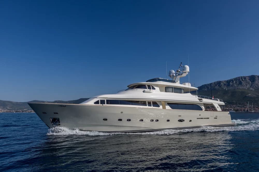 2005 Custom Line Navetta 30 | 101.6 ft