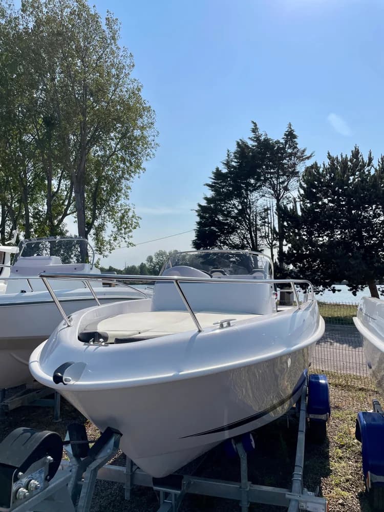 B2 Marine CAP FERRE 552 SUNDECK