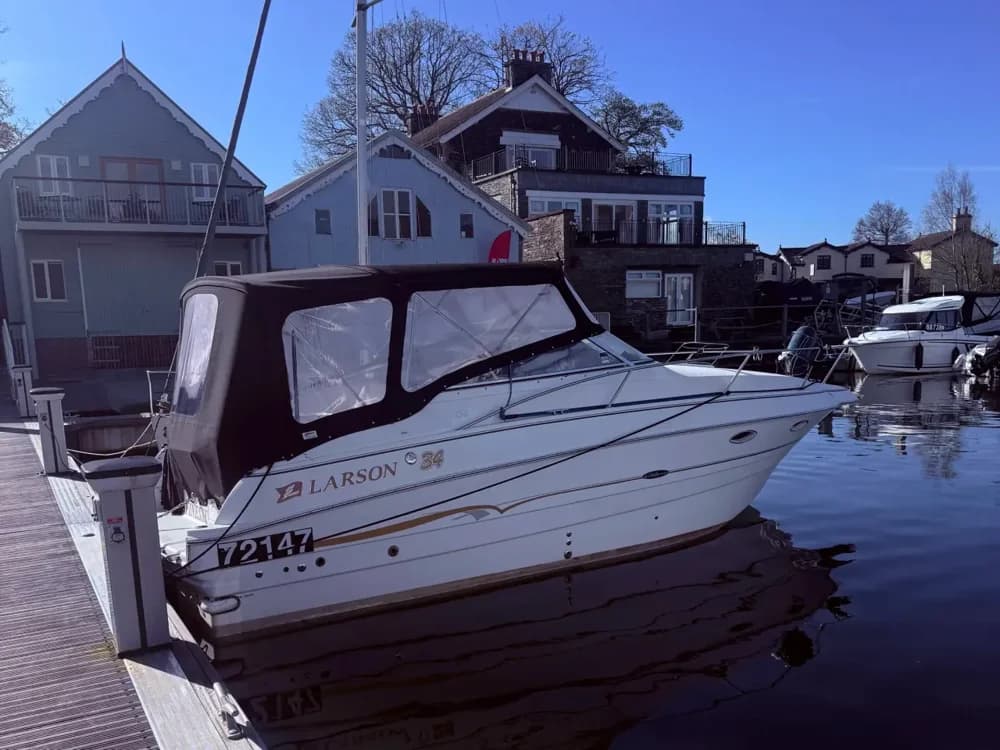 2003 Larson Cabrio 254 Mid Cabin Boat for Sale in Windermere