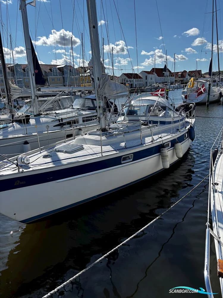Hallberg Rassy 352