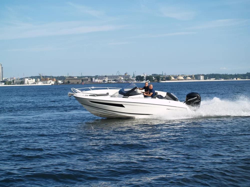 Parker 690 Sport mit 150 PS und Trailer
