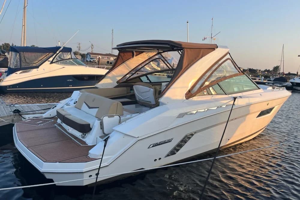 Cruisers Yachts 338SS
