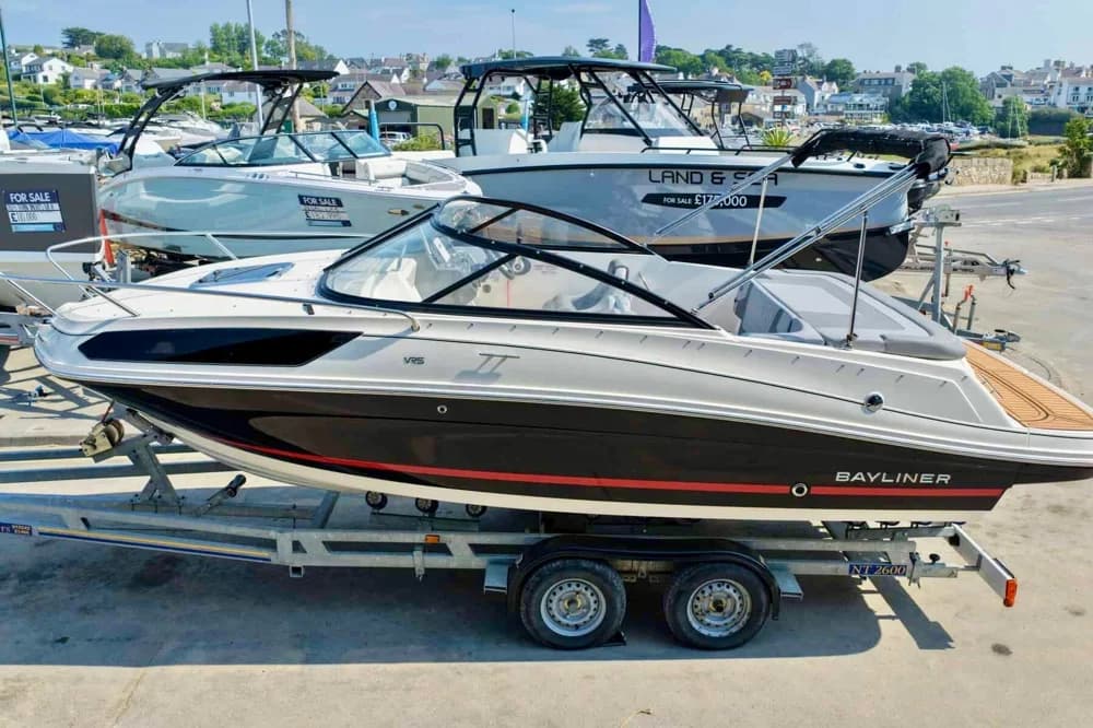 Bayliner VR5 Cuddy