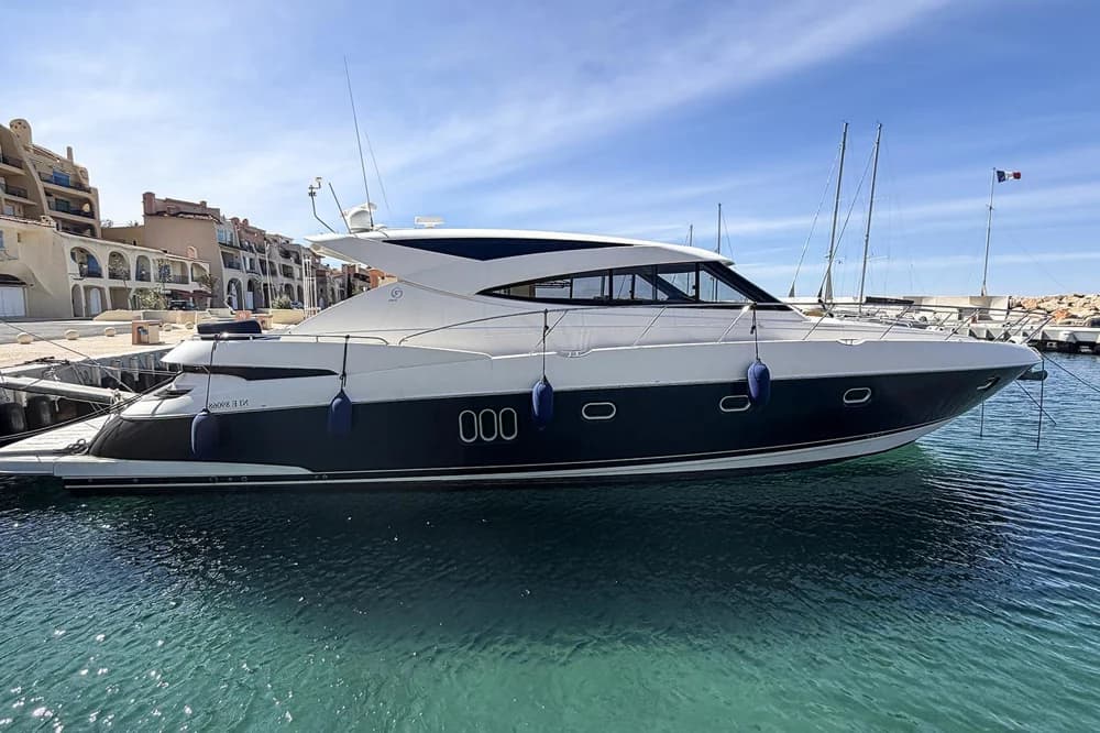 Riviera 5800 Sport Yacht